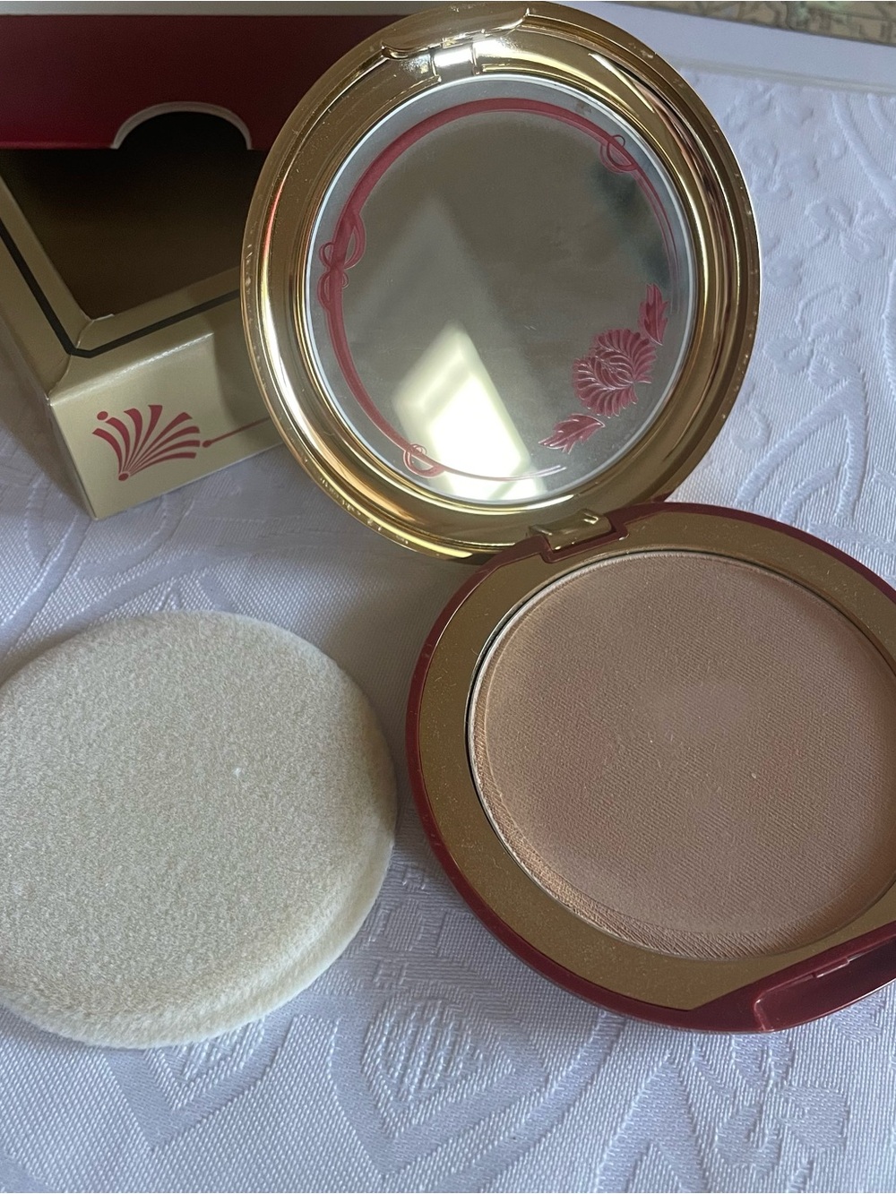 Bésame Cosmetics Cashmere Powder Compact - Light - Picture 5 of 7